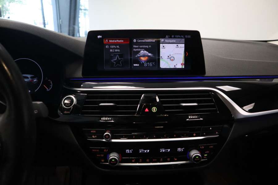 BMW 5 Serie Touring 520i High Executive Navigatie CruiseControl 18LMV Stoel / Stuur verwarming el trekhaak