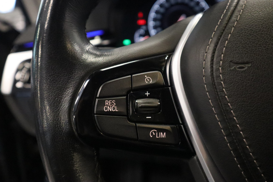 BMW 5 Serie Touring 520i High Executive Navigatie CruiseControl 18LMV Stoel / Stuur verwarming el trekhaak