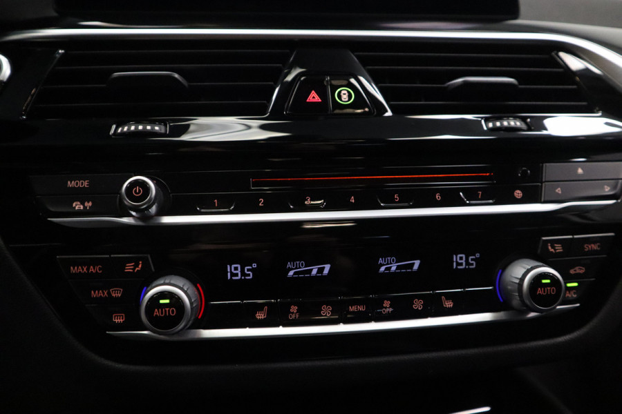 BMW 5 Serie Touring 520i High Executive Navigatie CruiseControl 18LMV Stoel / Stuur verwarming el trekhaak