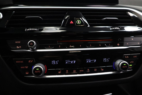 BMW 5 Serie Touring 520i High Executive Navigatie CruiseControl 18LMV Stoel / Stuur verwarming el trekhaak
