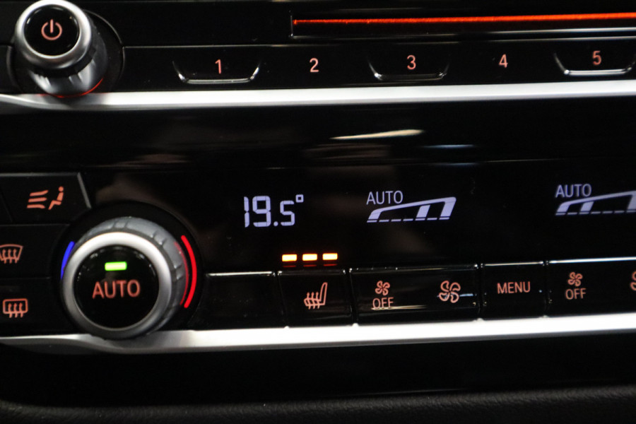 BMW 5 Serie Touring 520i High Executive Navigatie CruiseControl 18LMV Stoel / Stuur verwarming el trekhaak