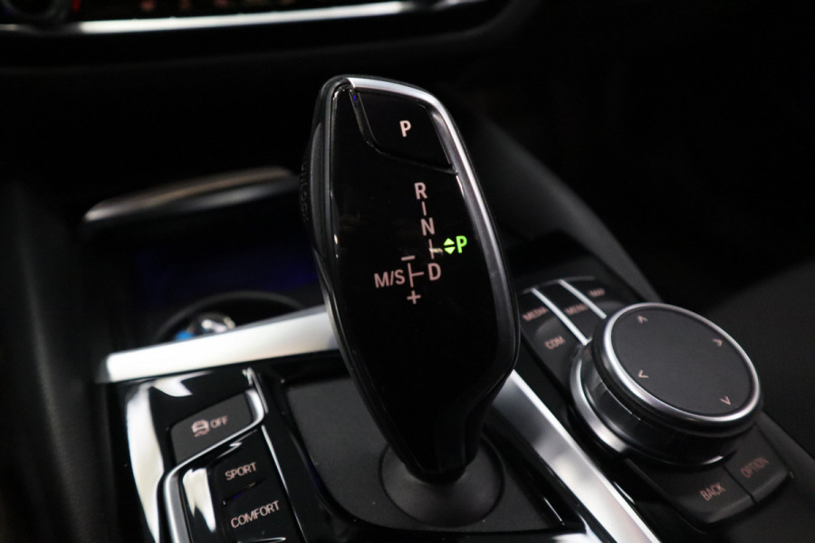 BMW 5 Serie Touring 520i High Executive Navigatie CruiseControl 18LMV Stoel / Stuur verwarming el trekhaak
