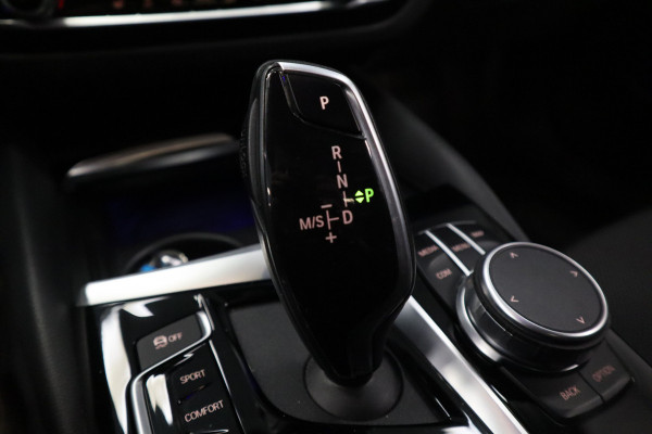 BMW 5 Serie Touring 520i High Executive Navigatie CruiseControl 18LMV Stoel / Stuur verwarming el trekhaak