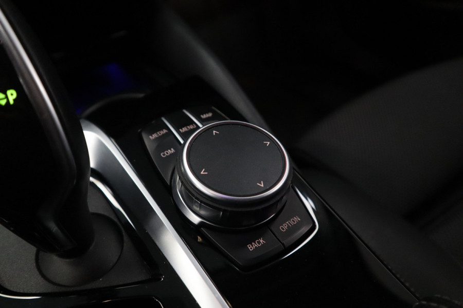BMW 5 Serie Touring 520i High Executive Navigatie CruiseControl 18LMV Stoel / Stuur verwarming el trekhaak
