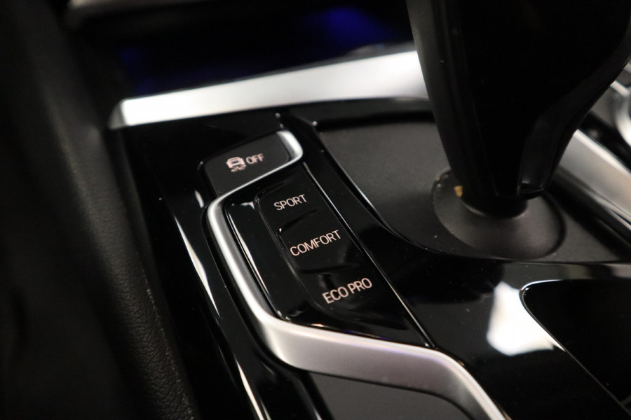 BMW 5 Serie Touring 520i High Executive Navigatie CruiseControl 18LMV Stoel / Stuur verwarming el trekhaak
