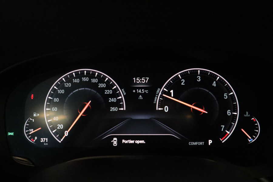 BMW 5 Serie Touring 520i High Executive Navigatie CruiseControl 18LMV Stoel / Stuur verwarming el trekhaak