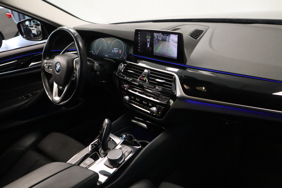 BMW 5 Serie Touring 520i High Executive Navigatie CruiseControl 18LMV Stoel / Stuur verwarming el trekhaak