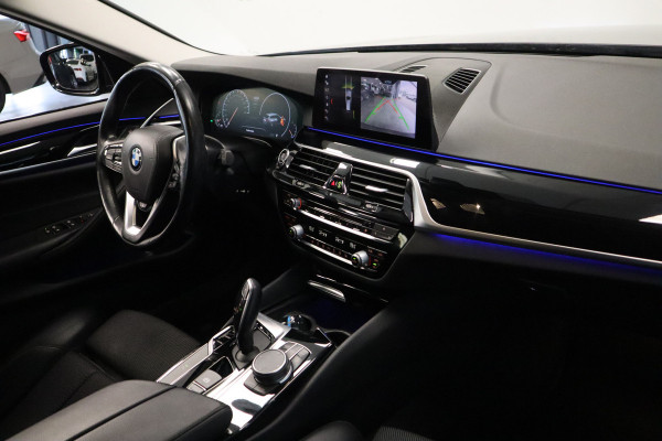 BMW 5 Serie Touring 520i High Executive Navigatie CruiseControl 18LMV Stoel / Stuur verwarming el trekhaak