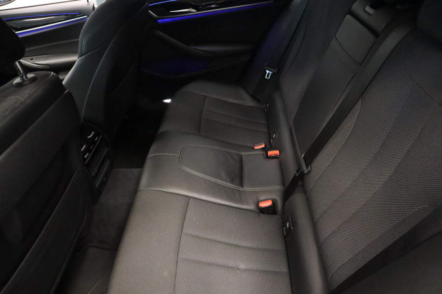 BMW 5 Serie Touring 520i High Executive Navigatie CruiseControl 18LMV Stoel / Stuur verwarming el trekhaak