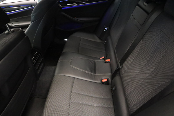 BMW 5 Serie Touring 520i High Executive Navigatie CruiseControl 18LMV Stoel / Stuur verwarming el trekhaak