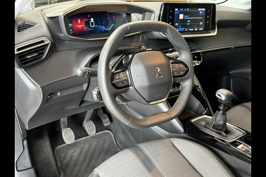 Peugeot 208 1.2 PT 100pk Allure Pack | Apple Carplay | ACC | Stoelverwarming | 360 Camera | PDC | Dealer Onderhouden!