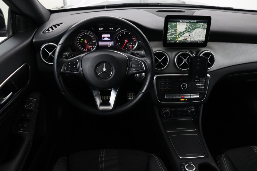 Mercedes-Benz CLA-Klasse Shooting Brake 180 Business Solution | Stoelverwarming | Full LED | Half leder | Sportstoelen | Camera | Trekhaak | Navigatie | Park Assist | Cruise control | Airco | Bluetooth