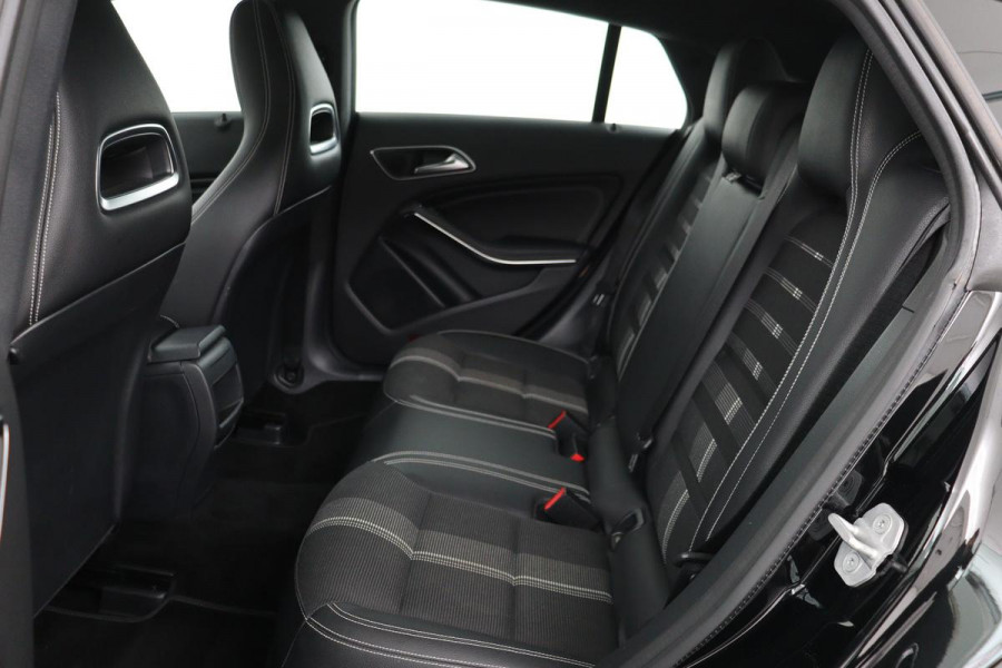 Mercedes-Benz CLA-Klasse Shooting Brake 180 Business Solution | Stoelverwarming | Full LED | Half leder | Sportstoelen | Camera | Trekhaak | Navigatie | Park Assist | Cruise control | Airco | Bluetooth