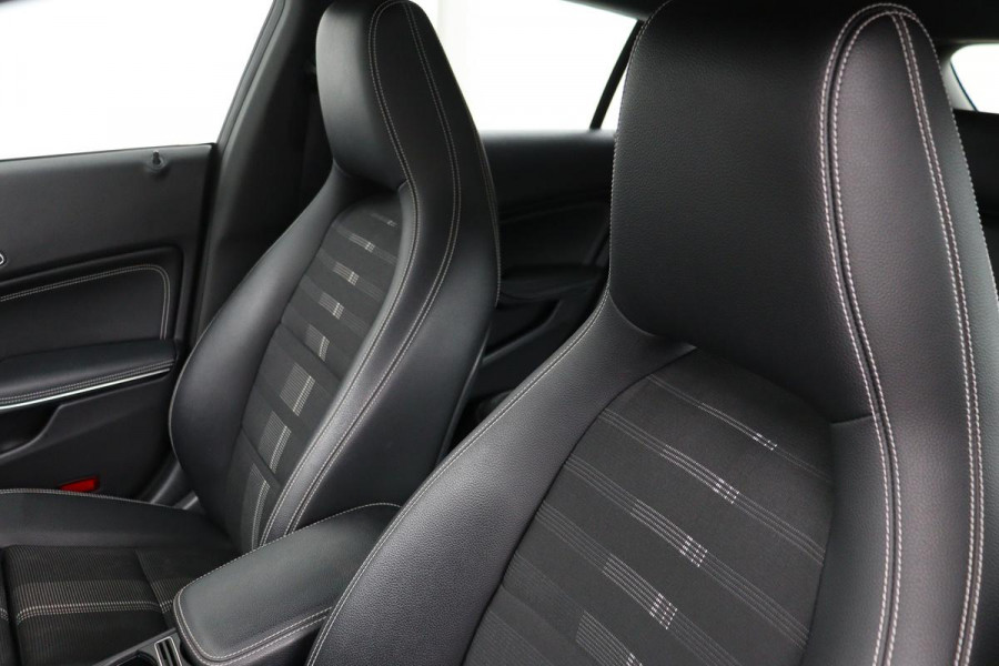 Mercedes-Benz CLA-Klasse Shooting Brake 180 Business Solution | Stoelverwarming | Full LED | Half leder | Sportstoelen | Camera | Trekhaak | Navigatie | Park Assist | Cruise control | Airco | Bluetooth