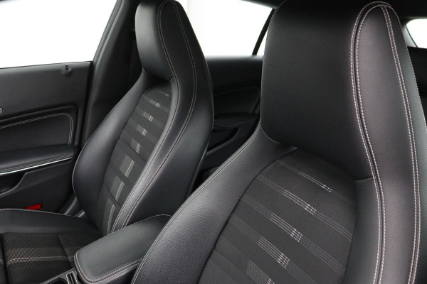 Mercedes-Benz CLA-Klasse Shooting Brake 180 Business Solution | Stoelverwarming | Full LED | Half leder | Sportstoelen | Camera | Trekhaak | Navigatie | Park Assist | Cruise control | Airco | Bluetooth