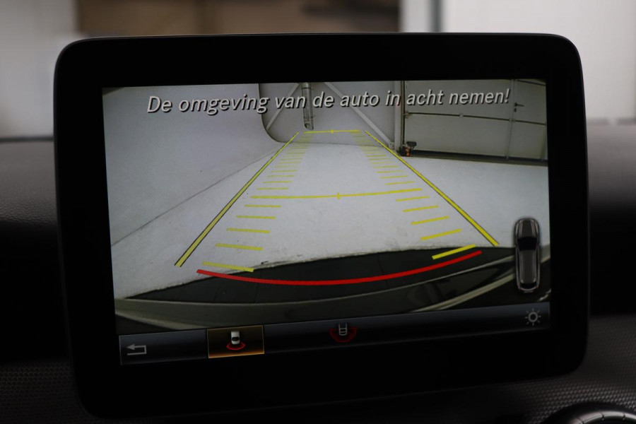 Mercedes-Benz CLA-Klasse Shooting Brake 180 Business Solution | Stoelverwarming | Full LED | Half leder | Sportstoelen | Camera | Trekhaak | Navigatie | Park Assist | Cruise control | Airco | Bluetooth
