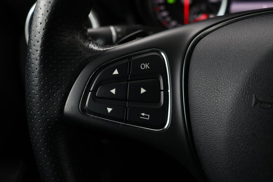 Mercedes-Benz CLA-Klasse Shooting Brake 180 Business Solution | Stoelverwarming | Full LED | Half leder | Sportstoelen | Camera | Trekhaak | Navigatie | Park Assist | Cruise control | Airco | Bluetooth