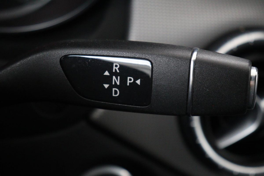 Mercedes-Benz CLA-Klasse Shooting Brake 180 Business Solution | Stoelverwarming | Full LED | Half leder | Sportstoelen | Camera | Trekhaak | Navigatie | Park Assist | Cruise control | Airco | Bluetooth