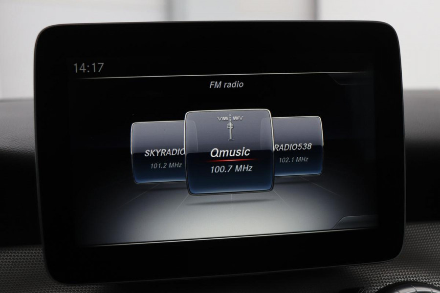 Mercedes-Benz CLA-Klasse Shooting Brake 180 Business Solution | Stoelverwarming | Full LED | Half leder | Sportstoelen | Camera | Trekhaak | Navigatie | Park Assist | Cruise control | Airco | Bluetooth