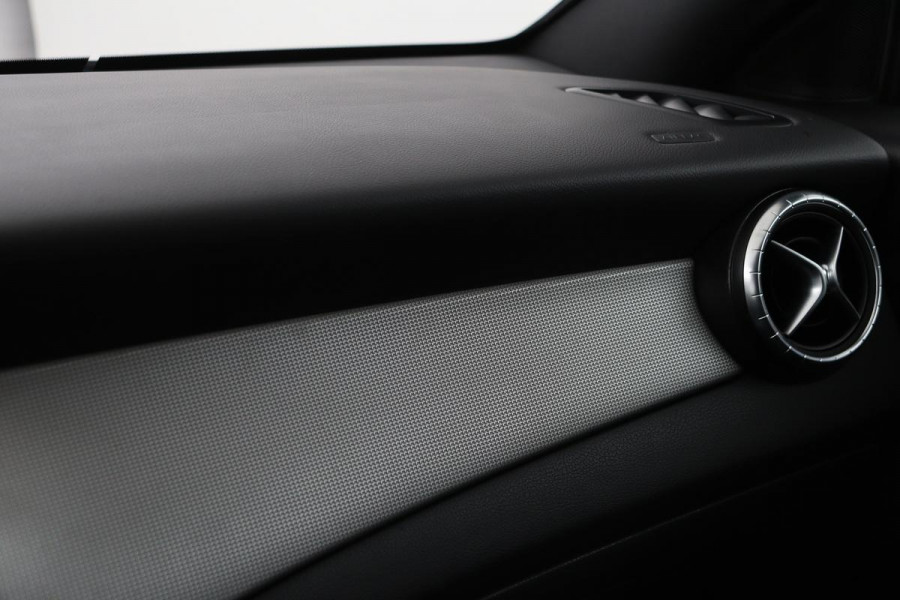 Mercedes-Benz CLA-Klasse Shooting Brake 180 Business Solution | Stoelverwarming | Full LED | Half leder | Sportstoelen | Camera | Trekhaak | Navigatie | Park Assist | Cruise control | Airco | Bluetooth