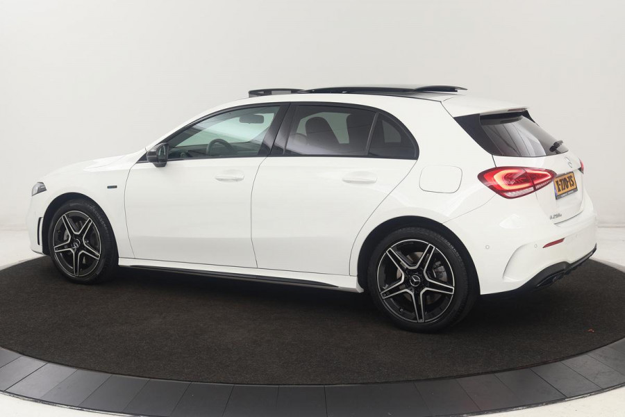 Mercedes-Benz A-Klasse 250e AMG | Panoramadak | Stoelverwarming | Carplay | Navigatie | Full LED | Half leder | Sportstoelen | Park Assist