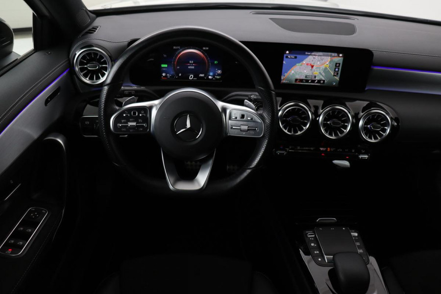 Mercedes-Benz A-Klasse 250e AMG | Panoramadak | Stoelverwarming | Carplay | Navigatie | Full LED | Half leder | Sportstoelen | Park Assist
