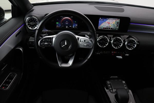 Mercedes-Benz A-Klasse 250e AMG | Panoramadak | Stoelverwarming | Carplay | Navigatie | Full LED | Half leder | Sportstoelen | Park Assist