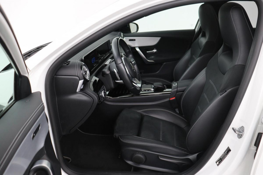 Mercedes-Benz A-Klasse 250e AMG | Panoramadak | Stoelverwarming | Carplay | Navigatie | Full LED | Half leder | Sportstoelen | Park Assist