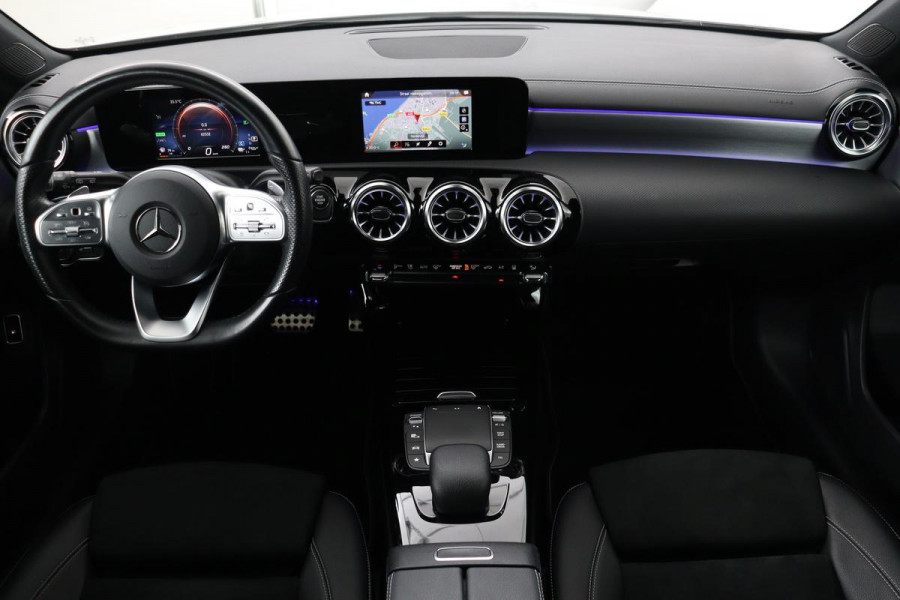 Mercedes-Benz A-Klasse 250e AMG | Panoramadak | Stoelverwarming | Carplay | Navigatie | Full LED | Half leder | Sportstoelen | Park Assist