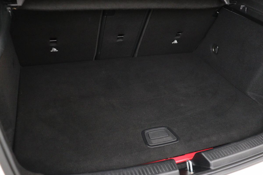 Mercedes-Benz A-Klasse 250e AMG | Panoramadak | Stoelverwarming | Carplay | Navigatie | Full LED | Half leder | Sportstoelen | Park Assist