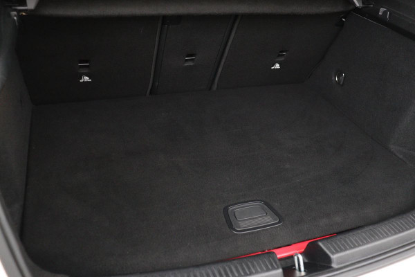 Mercedes-Benz A-Klasse 250e AMG | Panoramadak | Stoelverwarming | Carplay | Navigatie | Full LED | Half leder | Sportstoelen | Park Assist