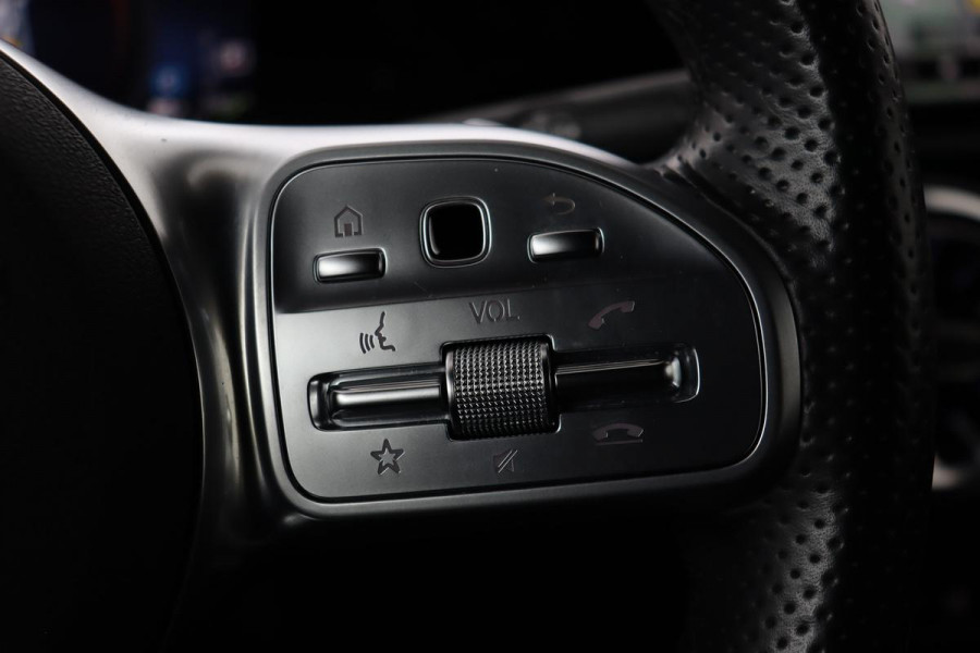 Mercedes-Benz A-Klasse 250e AMG | Panoramadak | Stoelverwarming | Carplay | Navigatie | Full LED | Half leder | Sportstoelen | Park Assist