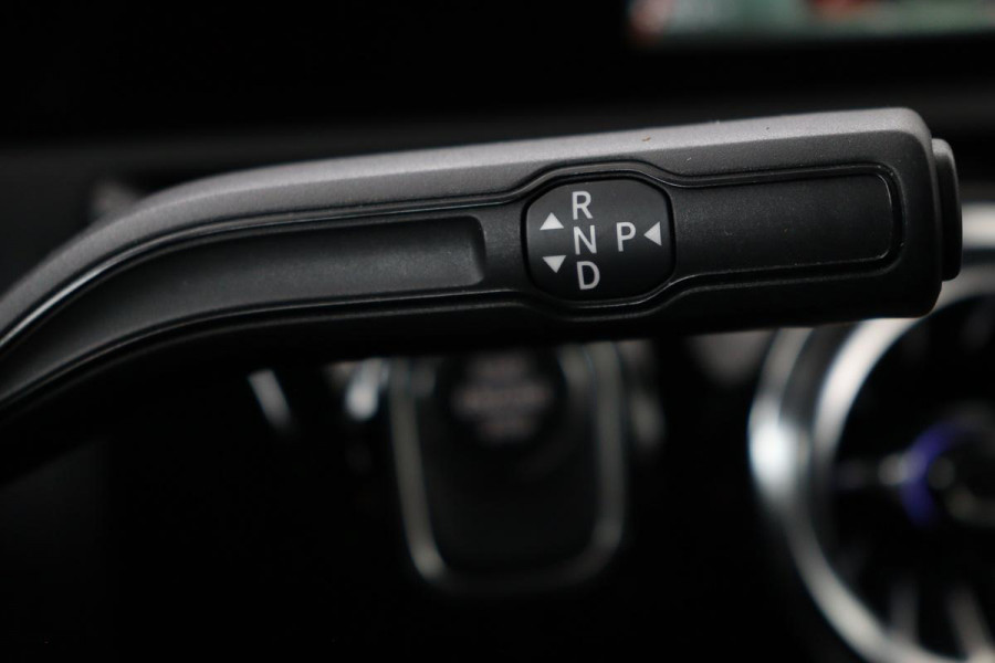 Mercedes-Benz A-Klasse 250e AMG | Panoramadak | Stoelverwarming | Carplay | Navigatie | Full LED | Half leder | Sportstoelen | Park Assist