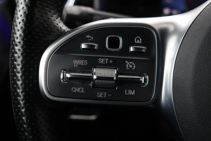 Mercedes-Benz A-Klasse 250e AMG | Panoramadak | Stoelverwarming | Carplay | Navigatie | Full LED | Half leder | Sportstoelen | Park Assist