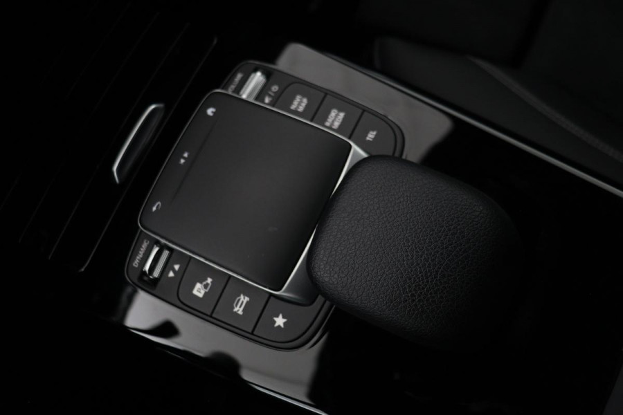 Mercedes-Benz A-Klasse 250e AMG | Panoramadak | Stoelverwarming | Carplay | Navigatie | Full LED | Half leder | Sportstoelen | Park Assist