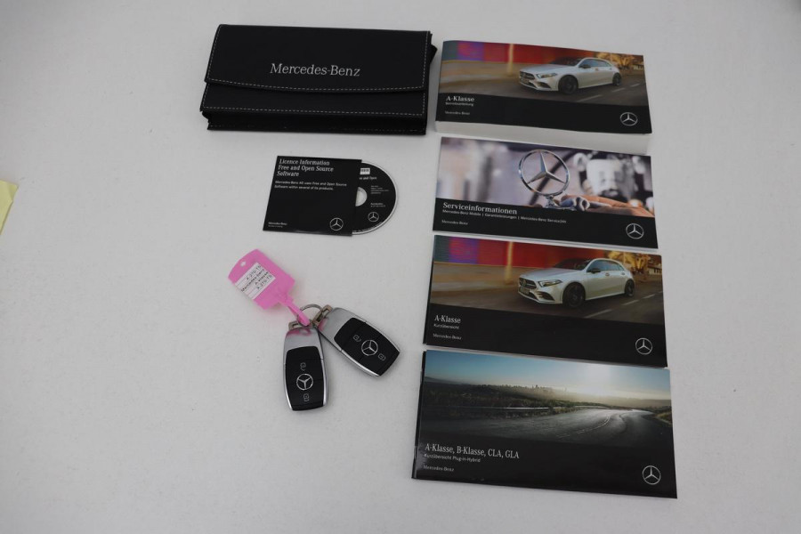 Mercedes-Benz A-Klasse 250e AMG | Panoramadak | Stoelverwarming | Carplay | Navigatie | Full LED | Half leder | Sportstoelen | Park Assist