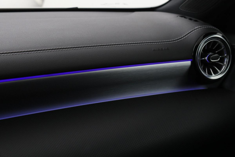 Mercedes-Benz A-Klasse 250e AMG | Panoramadak | Stoelverwarming | Carplay | Navigatie | Full LED | Half leder | Sportstoelen | Park Assist