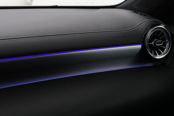 Mercedes-Benz A-Klasse 250e AMG | Panoramadak | Stoelverwarming | Carplay | Navigatie | Full LED | Half leder | Sportstoelen | Park Assist
