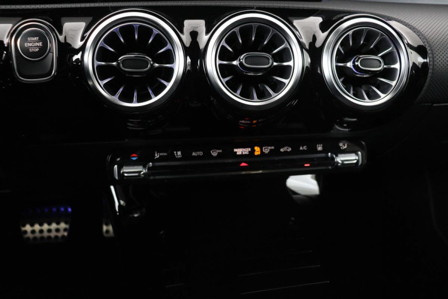 Mercedes-Benz A-Klasse 250e AMG | Panoramadak | Stoelverwarming | Carplay | Navigatie | Full LED | Half leder | Sportstoelen | Park Assist