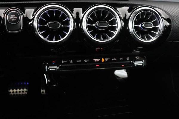 Mercedes-Benz A-Klasse 250e AMG | Panoramadak | Stoelverwarming | Carplay | Navigatie | Full LED | Half leder | Sportstoelen | Park Assist