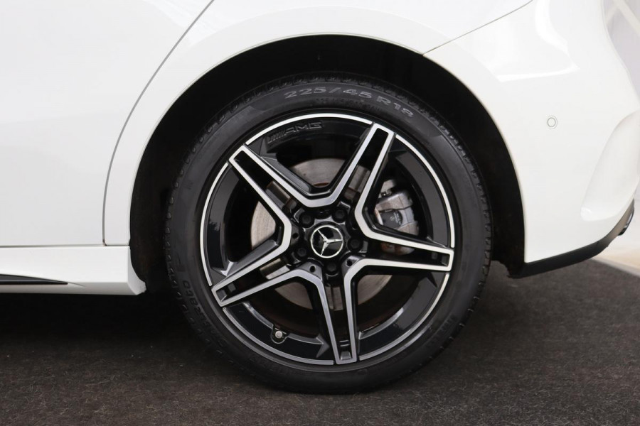 Mercedes-Benz A-Klasse 250e AMG | Panoramadak | Stoelverwarming | Carplay | Navigatie | Full LED | Half leder | Sportstoelen | Park Assist
