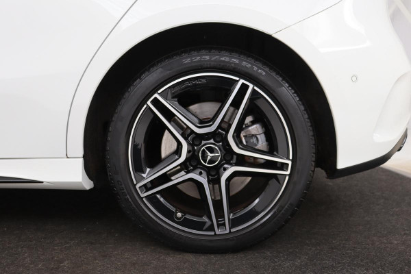 Mercedes-Benz A-Klasse 250e AMG | Panoramadak | Stoelverwarming | Carplay | Navigatie | Full LED | Half leder | Sportstoelen | Park Assist