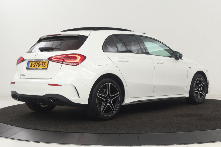 Mercedes-Benz A-Klasse 250e AMG | Panoramadak | Stoelverwarming | Carplay | Navigatie | Full LED | Half leder | Sportstoelen | Park Assist