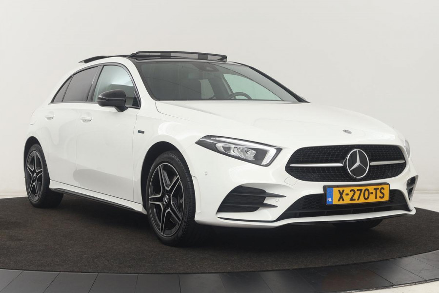 Mercedes-Benz A-Klasse 250e AMG | Panoramadak | Stoelverwarming | Carplay | Navigatie | Full LED | Half leder | Sportstoelen | Park Assist