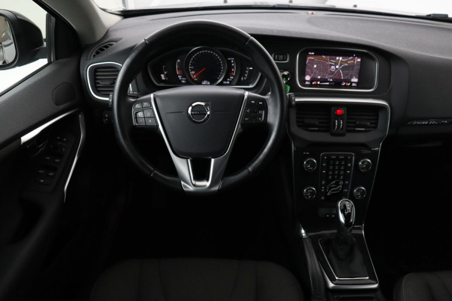 Volvo V40 Cross Country 2.0 T4 Momentum | Automaat | Stoelverwarming | Trekhaak | Camera | Full LED | Navigatie | Achterbankverwarming | Climate control