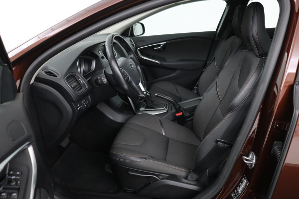 Volvo V40 Cross Country 2.0 T4 Momentum | Automaat | Stoelverwarming | Trekhaak | Camera | Full LED | Navigatie | Achterbankverwarming | Climate control