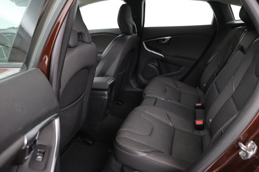 Volvo V40 Cross Country 2.0 T4 Momentum | Automaat | Stoelverwarming | Trekhaak | Camera | Full LED | Navigatie | Achterbankverwarming | Climate control