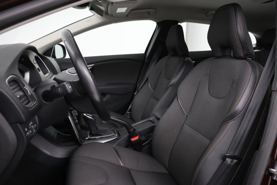 Volvo V40 Cross Country 2.0 T4 Momentum | Automaat | Stoelverwarming | Trekhaak | Camera | Full LED | Navigatie | Achterbankverwarming | Climate control