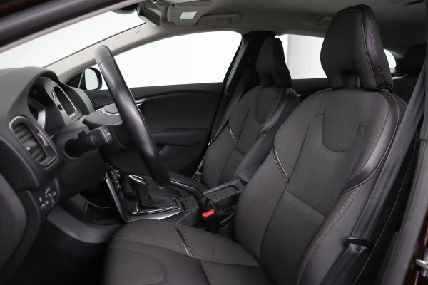 Volvo V40 Cross Country 2.0 T4 Momentum | Automaat | Stoelverwarming | Trekhaak | Camera | Full LED | Navigatie | Achterbankverwarming | Climate control