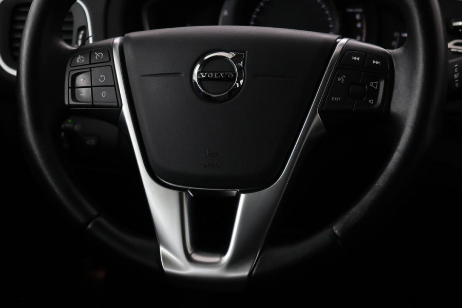 Volvo V40 Cross Country 2.0 T4 Momentum | Automaat | Stoelverwarming | Trekhaak | Camera | Full LED | Navigatie | Achterbankverwarming | Climate control
